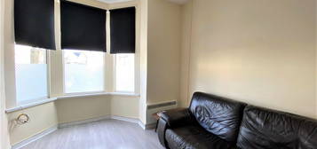 Flat to rent in Richmond Road, Cardiff CF24