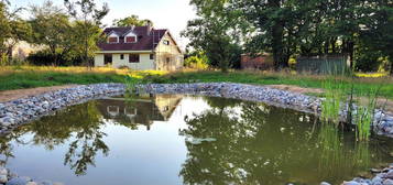 Charmante maison de campagne, arborée avec un deuxième logement atypique, un beau bassin, un garage, un puits, une cave à vins