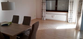 2 Zimmer Wohnung, Zentrale Lage, Renoviertes Bad, Balkon, Stellpl