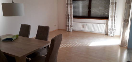 2 Zimmer Wohnung, Zentrale Lage, Renoviertes Bad, Balkon, Stellpl