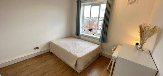 Room to rent in Iron Mill Road, London SW18