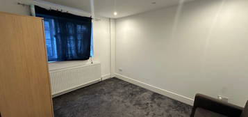 Flat to rent in Bedford Avenue, Hayes UB4