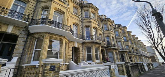 Flat to rent in First Avenue, Hove BN3