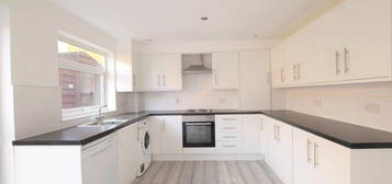 4 bed end terrace house to rent