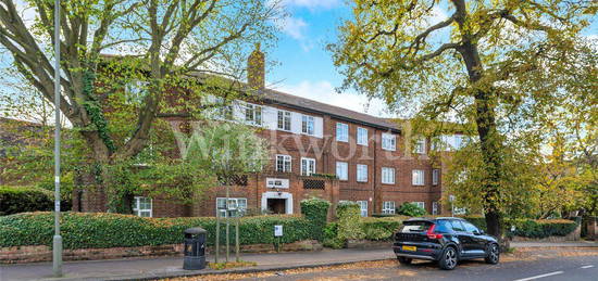 Flat for sale in Beechcroft Avenue, London NW11