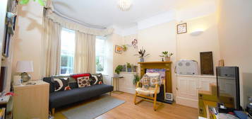 Flat to rent in Market Place, East Finchley N2