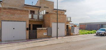 Casa adosada en calle María Moliner en Alfajarín