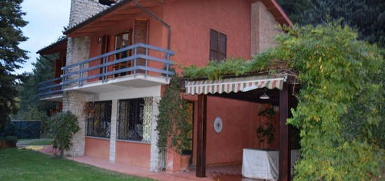 Villa indipendente con piscina e campo da tennis