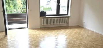 Gut geschnittene, frisch sanierte helle 1 Zi. Wohnung mit Balkon