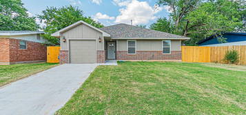 615 SW 14th St, Moore, OK 73160