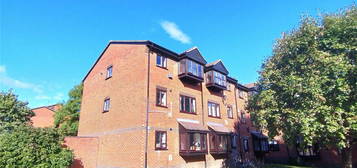 Flat for sale in Gladbeck Way, Enfield, Middlesex EN2