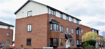 Flat to rent in Yeomanry Close, Epsom, Surrey KT17