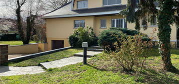 Grande maison sur 20 ares arborés au calme