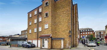 Flat to rent in Garnham Street, London N16