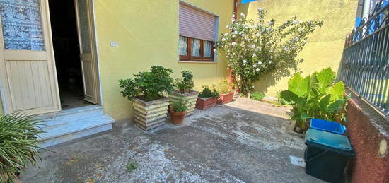 (s)Casa indipendente con giardino su tre lati