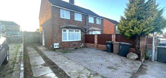 Semi-detached house to rent in Wordsworth Road, Luton LU4