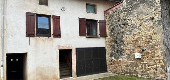 Dpt Saône et Loire (71), à vendre 5mn de Tournus maison de village mitoyenne habitable 68m2 à 70 000 €