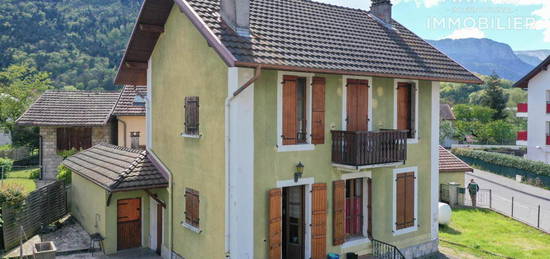 Maison de ville avec jardin au coeur de Faverges