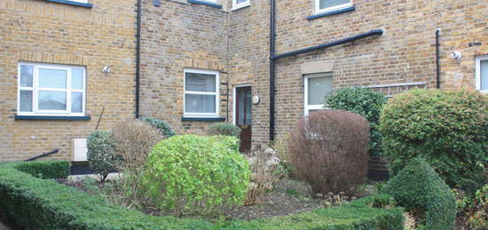 Maisonette to rent in Richmond Crescent, Staines TW18