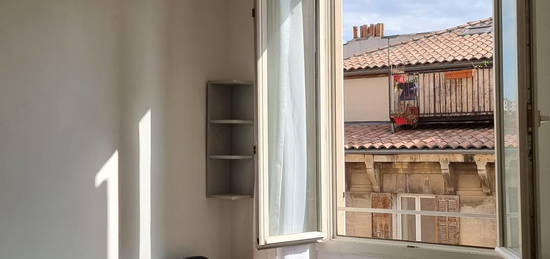 À LOUER : Studio / chambre meublé de 13,34 m2 - Boulevard d