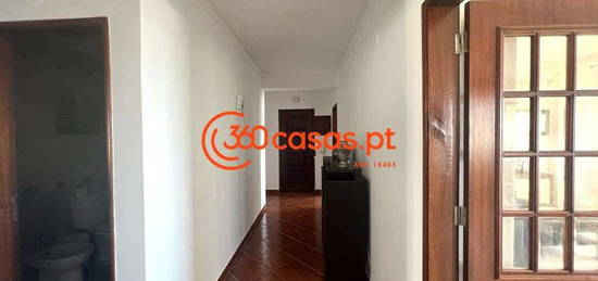 Apartamento T4 convertido em T3 com elevador em Faro