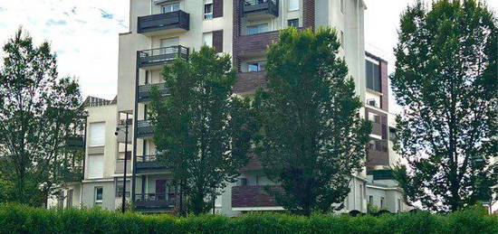 Studio moderne avec terrasse au dernier étage d’une résidence récente