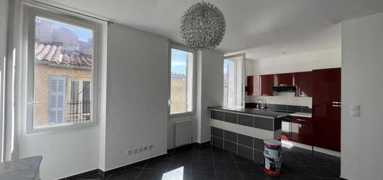 A LOUER grand T1 717 €CC -centre ville LA CIOTAT