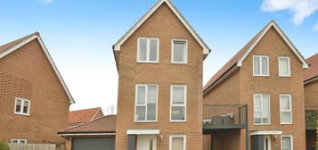 3 bedroom link detached house for sale