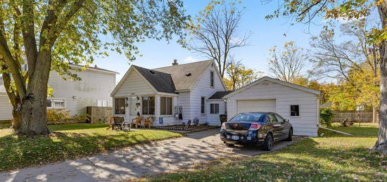 6046 Vivian St, Taylor, MI 48180