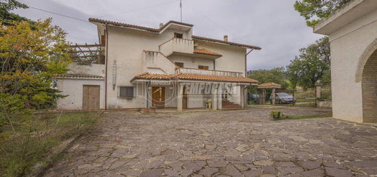 CASA SINGOLA CON AMPIO GIARDINO E VISTA MONTI!