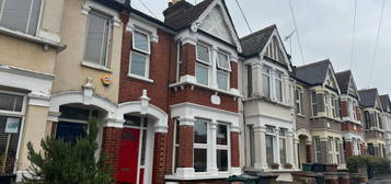 Maisonette to rent in Selwyn Avenue, Highams Park E4