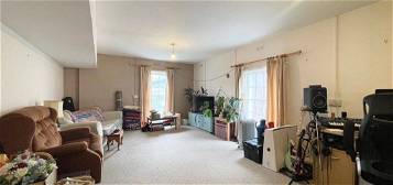 Flat to rent in Eastgate Street, Lewes, East Sussex BN7