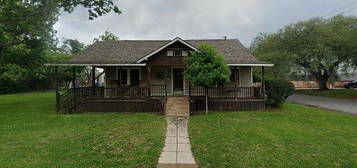 23 W Palm St, Bellville, TX 77418