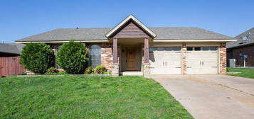 809 S  Silver Leaf Dr, Moore, OK 73160