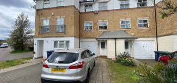 Town house to rent in Ribblesdale Avenue, London N11