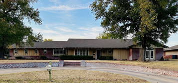 2524 Edgewood Dr, Enid, OK 73703