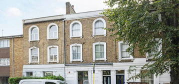 Maisonette to rent in Manse Road, London N16