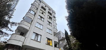 KADIKÖY FENERYOLU'NDA 3+1 SATILIK DAİRE