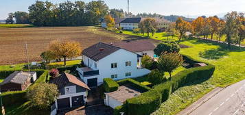 Doppelhaushälfte mit Garten, Terrasse und zwei Garagen in sonniger Lage