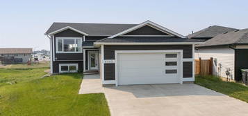 6402 45th St, Cold Lake, AB T9M 0B5