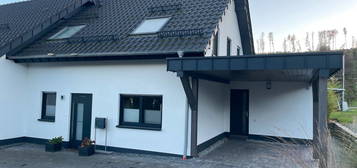 Moderne Doppelhaushälfte mit Carport zu vermieten