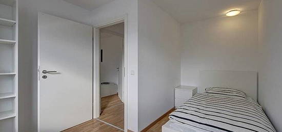 Helles und gemütliches Zimmer in einem Coliving-Apartment in Stuttgart