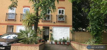 3 bedroom end of terrace house