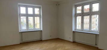 Schöne Altbau-Eckwohnung mit zwei Schlafzimmern