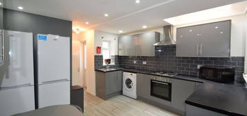 6 bed terraced house to rent