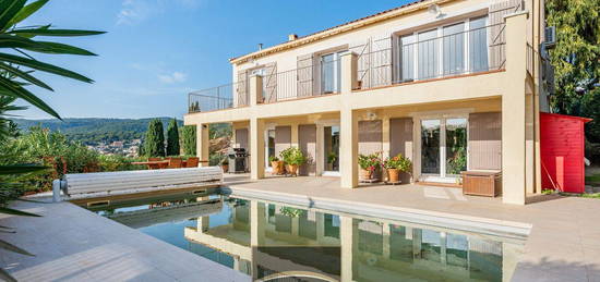 Villa 7 pièces 242 m²