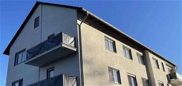 Sanierte 3-Zimmer-Wohnung: Lichtdurchflutet mit Balkon, Tageslichtbad, Einbauküche und Stellplatz