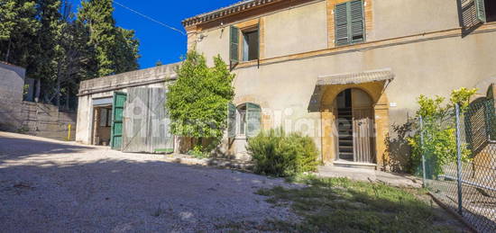 Casa colonica, da ristrutturare, 250 m², Centro, Potenza Picena