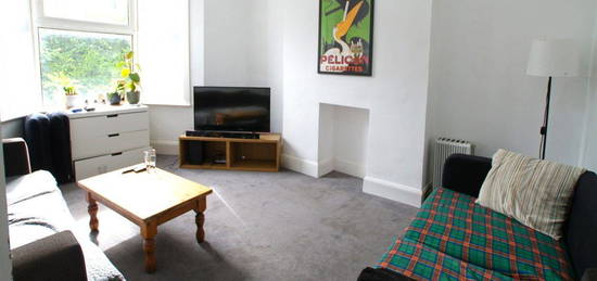 Terraced house to rent in Hydethorpe Road, London SW12