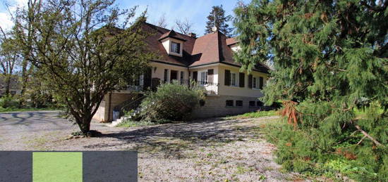 PROCHE LONS-LE-SAUNIER, vends GRANDE MAISON SITUÉE AU CALME DANS UN BEL ENVIRONNEMENT avec piscine